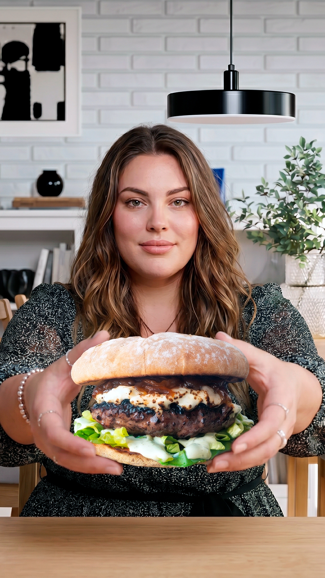 Cliente con la Quarto Libra Rulo Cabra de Piscoplaza: hamburguesa artesanal en La Garita con queso rulo de cabra